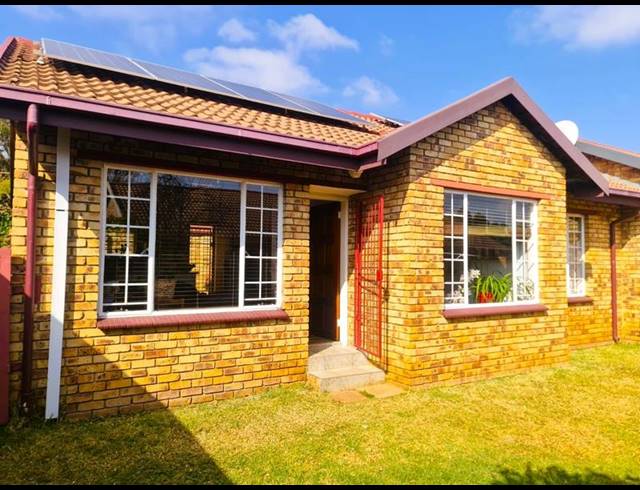 3 BEDROOM TOWNHOUSE FOR SALE IN ROOIHUISKRAAL NORTH